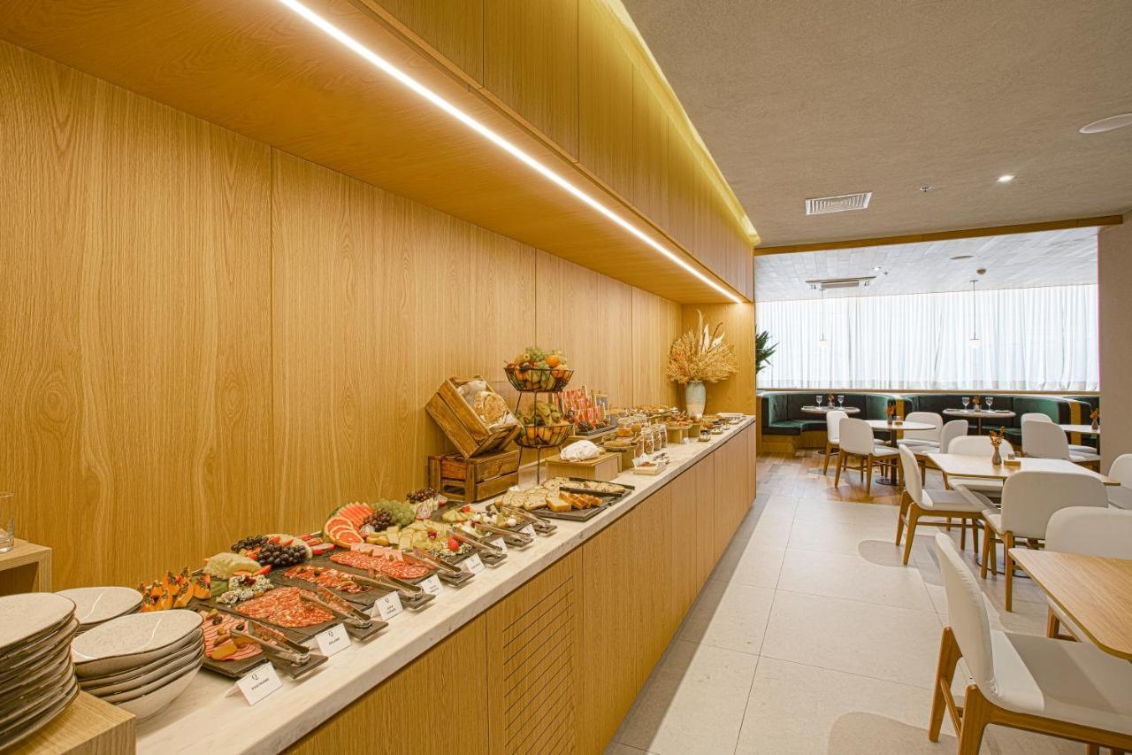 Qoya Hotel Curitiba, Curio Collection By Hilton 外观 照片 The lounge at the airport