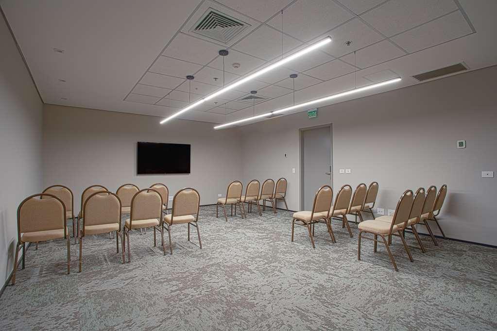 Qoya Hotel Curitiba, Curio Collection By Hilton 设施 照片 A meeting room at the hotel