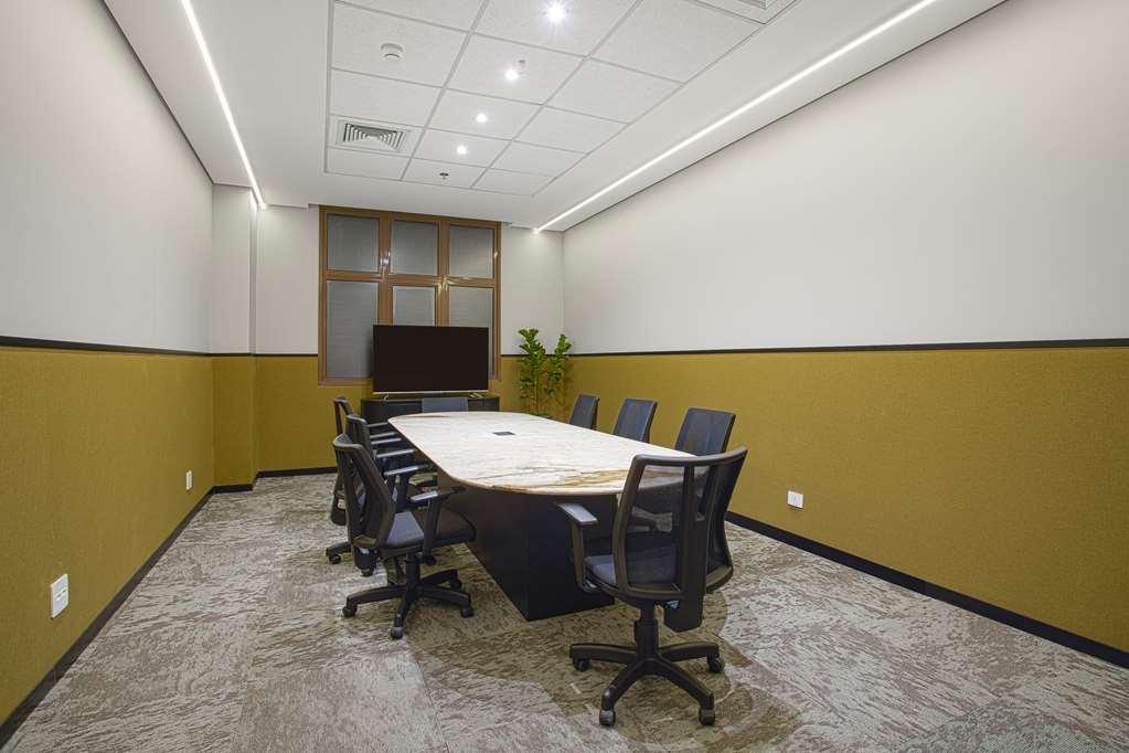 Qoya Hotel Curitiba, Curio Collection By Hilton 设施 照片 Meeting room at the office of a law firm in India