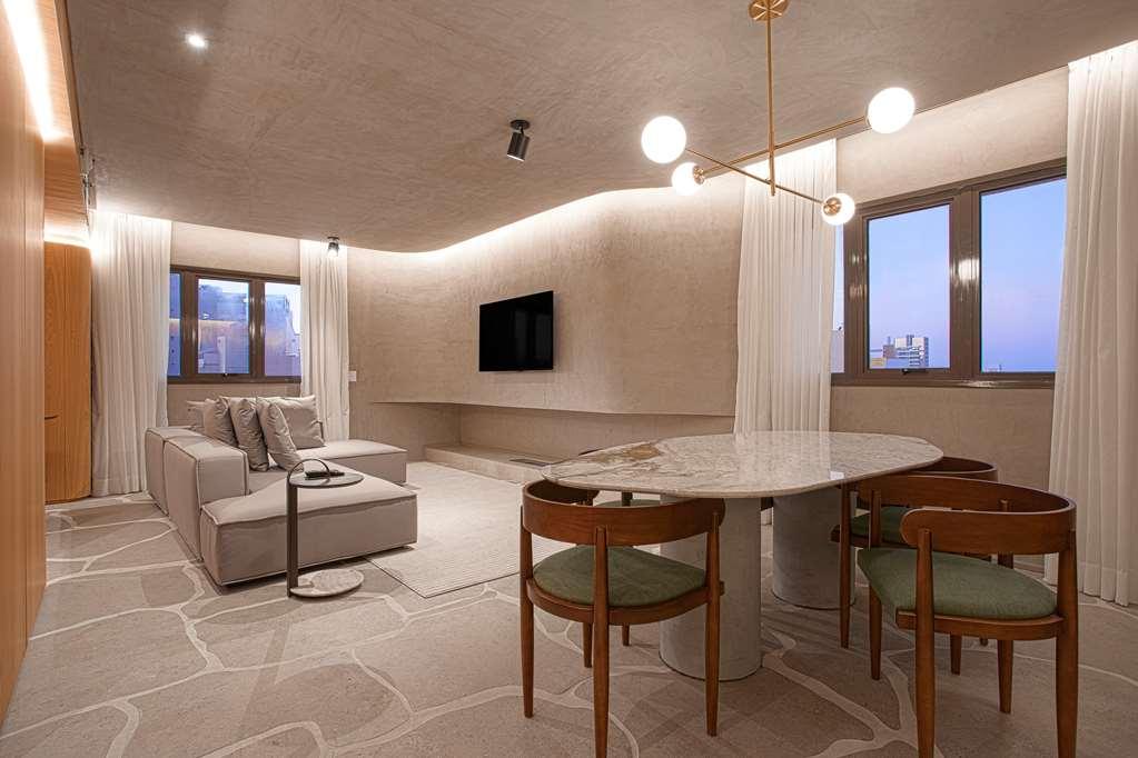 Qoya Hotel Curitiba, Curio Collection By Hilton 客房 照片 The interior of a suite at the hotel