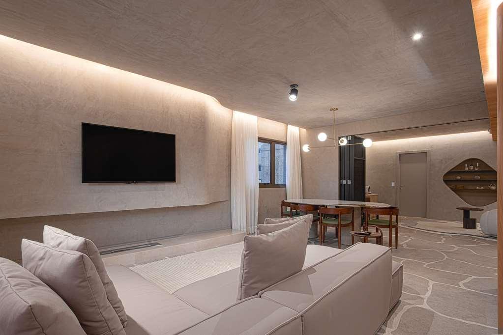 Qoya Hotel Curitiba, Curio Collection By Hilton 客房 照片 The living room of a penthouse at The Ritz-Carlton, DIFC